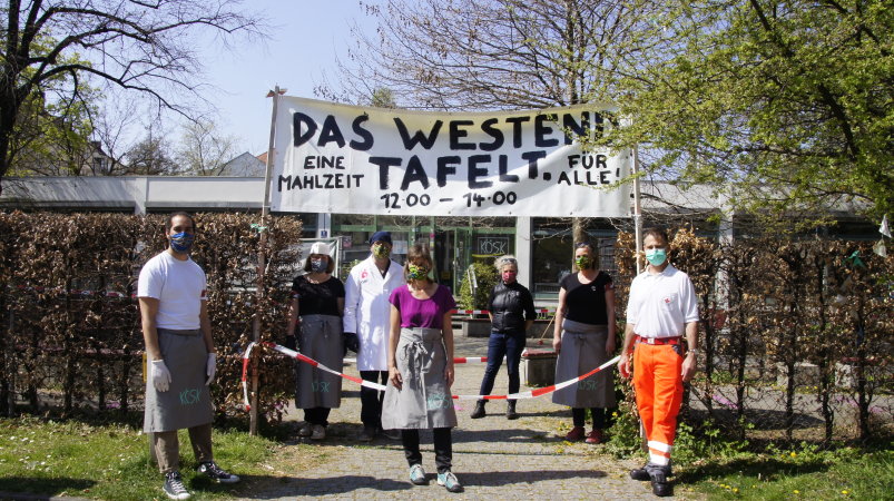 Gruppenbild mit 7 Personen, draußen, mit Info-Plakat zum Projekt